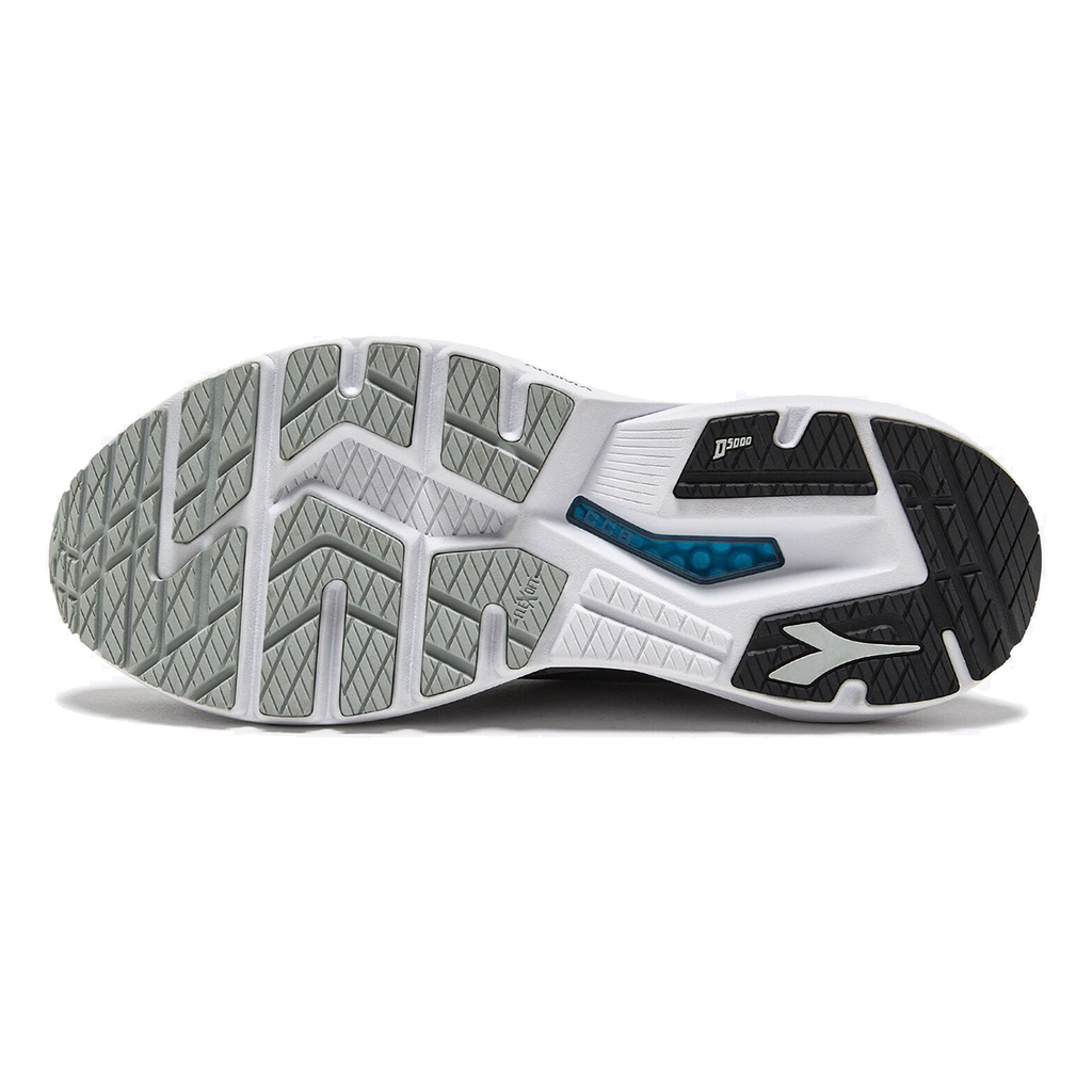 Diadora Mythos Blushield Vigore 3 — Black - White — Size 2E — Width 7.5 — Back View