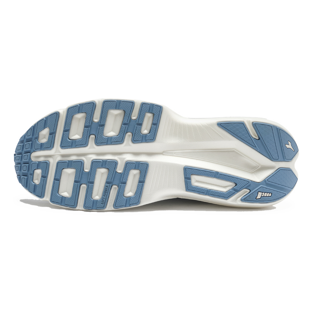 Diadora Frequenza 2 — Scallop Shell - Winery — Size B — Width 10 — Lifestyle View
